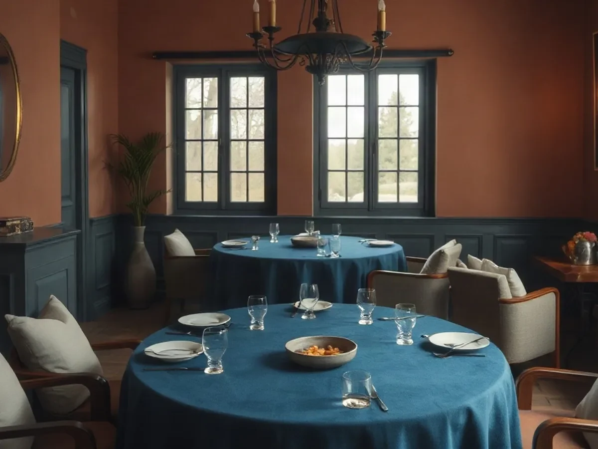 Salon calme prolongeant la salle de repas